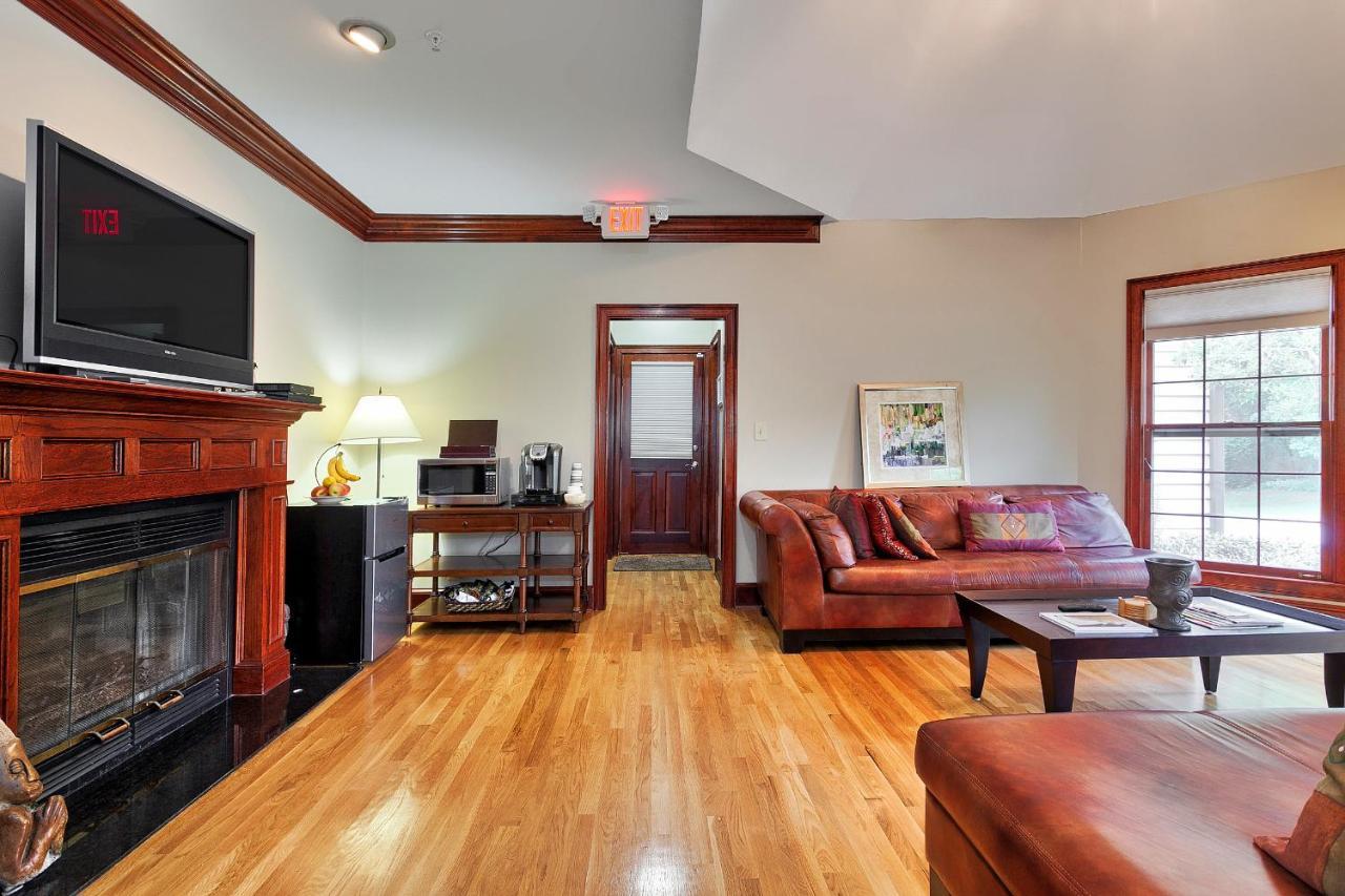 Pleasanton Courtyard Bed And Breakfast Fayetteville Luaran gambar